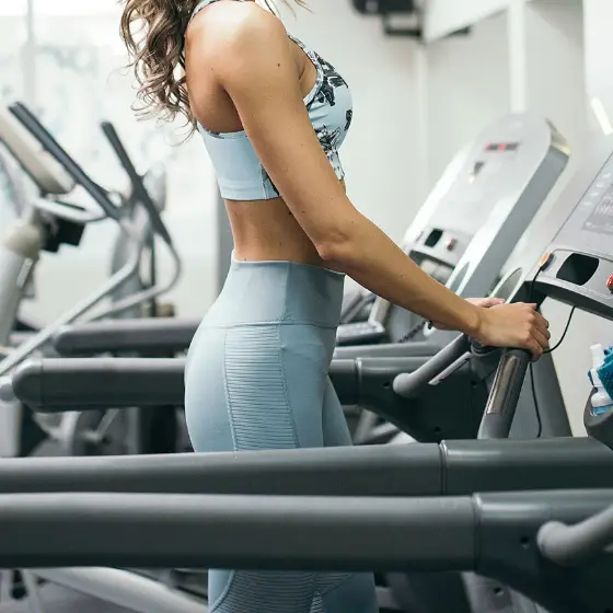 Mulher a correr numa passadeira